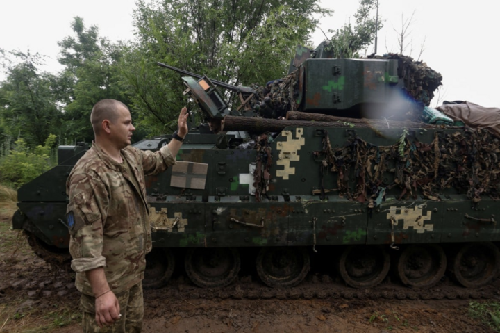 Binh sĩ Ukraine vận hành xe chiến đấu bộ binh M2 Bradley ở vùng Zaporizhzhia. (Ảnh: Reuters)