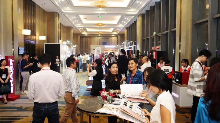 Khách hàng, đại lý tham dự hội nghị vừa qua.