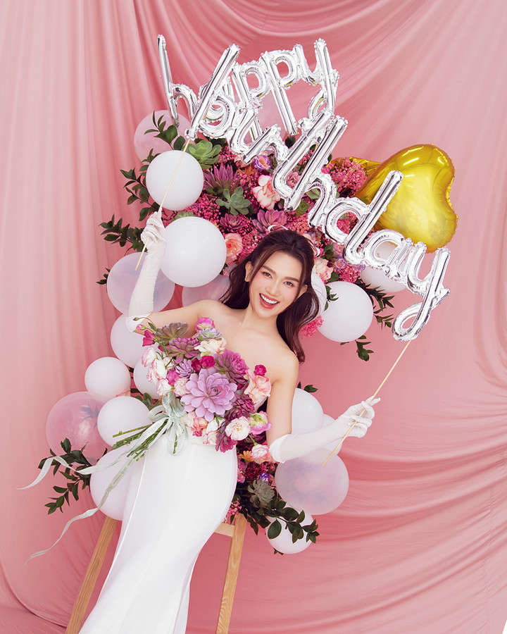 Để đón mừng sinh nhật tuổi 37, Sĩ Thanh thực hiện bộ ảnh mới. Khẳng định thương hiệu quyến rũ quen thuộc, cô khoe trọn vóc dáng nhưng vẫn mang vẻ ngọt ngào, đằm thắm.