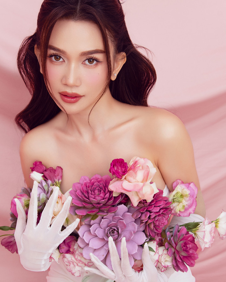 Mang nét đẹp sắc sảo, cá tính, Sĩ Thanh được nhiều khán giả nhận xét có nhiều điểm giống với nhân vật vì đều mang chất “gái hư”. Nhiều khán giả còn bày tỏ yêu mến Sĩ Thanh vì thích cách cô “chuyên trị” những vai gái hư.