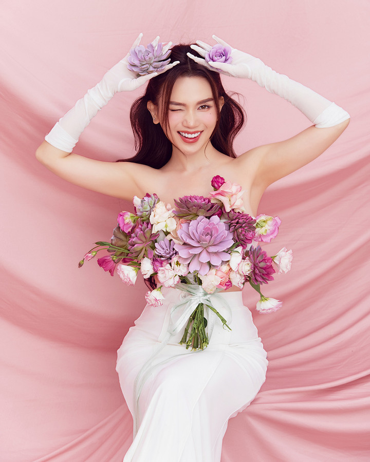 Ở tuổi 37 của Sĩ Thanh nhận được lời khen khi sở hữu nhan sắc bất chấp thời gian. Được biết, nữ diễn viên dành đến 2 tiếng/ngày cho việc tập luyện, nịt bụng 24/24, ăn chay trường để giữ dáng. Cô cho biết dù tốn cả công sức lẫn thời gian nhưng luôn vui vẻ và hạnh phúc với chế độ sống kỷ luật vì đầu tư vào bản thân là khoản đầu tư đáng giá nhất.