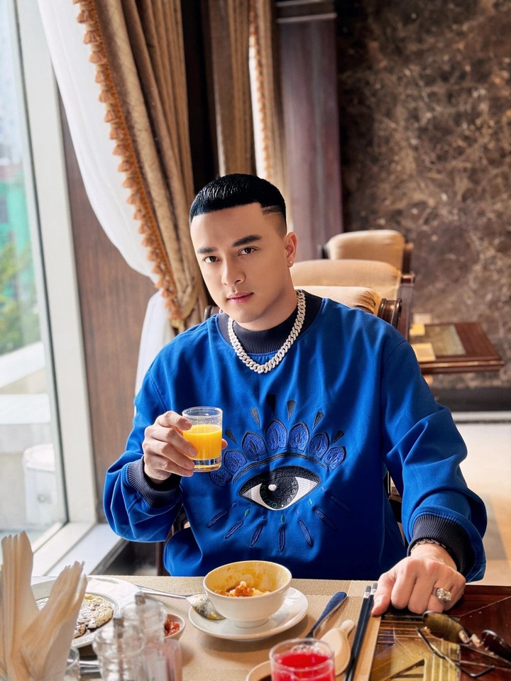 Nam ca sĩ Cao Thái Sơn.