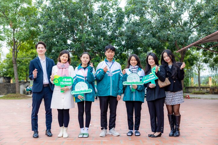 Tiến sĩ Lê Thái Hà chụp ảnh cùng các bạn học sinh trường THPT Ân Thi, Hưng Yên.