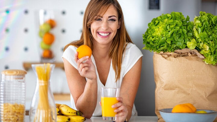 Như thế nào là uống nước cam đúng cách? Tốt nhất nên uống nước cam sau bữa ăn sáng hoặc ăn trưa 1 - 2 giờ (Ảnh: Health Digest)