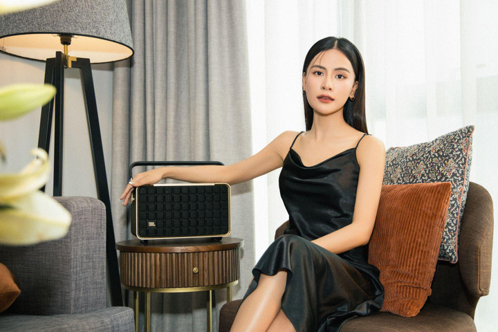 Hà Nhi và JBL Authentics 300.