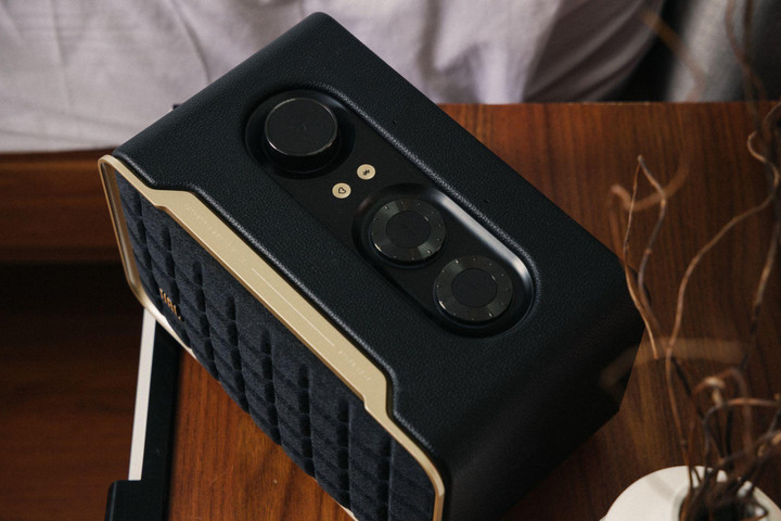 JBL Authentics tích hợp tính năng được phát triển bởi sự hợp tác giữa Amazon và Google, cho phép người nghe quyền truy cập đồng thời vào trợ lý giọng nói của họ.