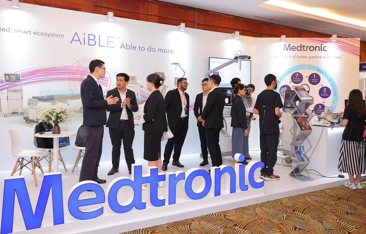 Quan khách tham quan một gian hàng tại Hội nghị thường niên phẫu thuật thần kinh toàn quốc lần thứ 22 xoay quanh chủ đề “Phẫu thuật ít xâm lấn trong lĩnh vực thần kinh – cột sống”.