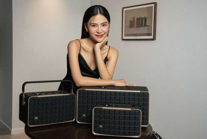 JBL Authentics và Hà Nhi.