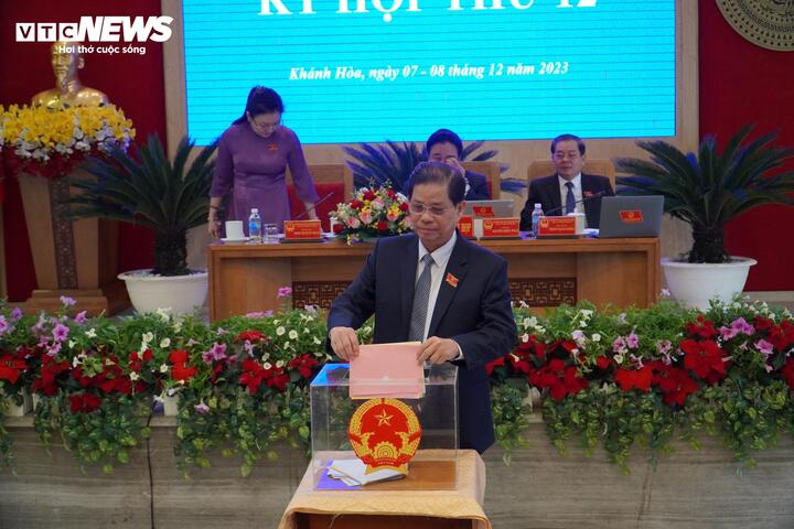 Ông Nguyễn Tấn Tuân - Chủ tịch UBND tỉnh Khánh Hòa đang bỏ phiếu.