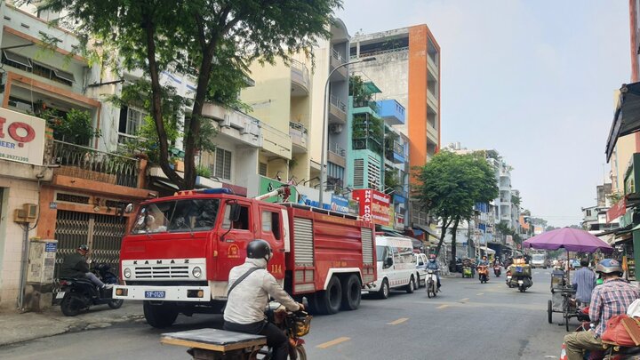 Lực lượng chức năng huy động Đội Cảnh sát PCCC và Cứu nạn, cứu hộ Công an quận 10 đến hiện trường đám cháy.