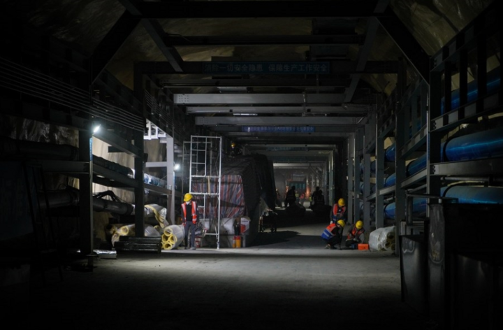 Công nhân làm việc tại công trường xây dựng DURF, giai đoạn hai của Cơ sở thí nghiệm ngầm Cận Bình ở tỉnh Tứ Xuyên, Tây Nam Trung Quốc. (Ảnh: Xinhua)