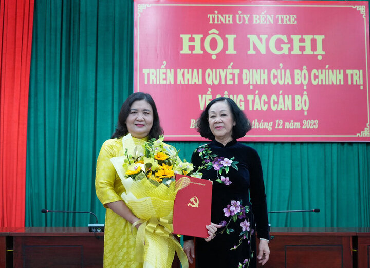 Bà Trương Thị Mai trao quyết định của Bộ Chính trị chỉ định bà Hồ Thị Hoàng Yến giữ chức vụ Quyền Bí thư Tỉnh ủy Bến Tre. (Ảnh: bentre.gov.vn).