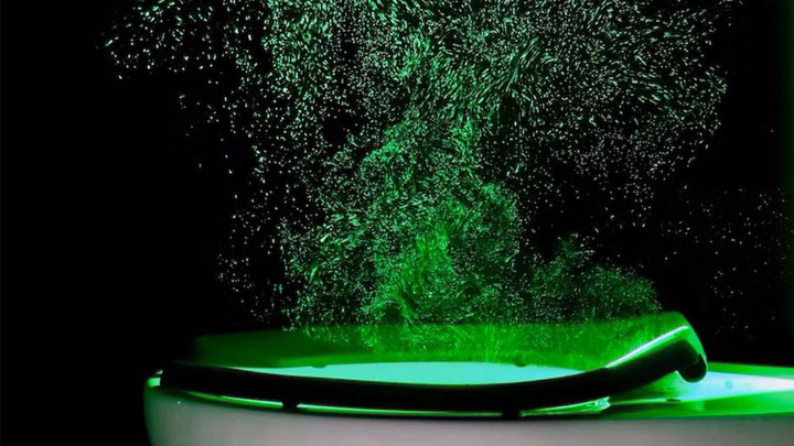 Khi xả bồn cầu, áp lực nước sẽ sẽ làm vi khuẩn, vi sinh vật bên trong bắn ra ngoài không khí. (Ảnh: Science I HowStuffWorks)