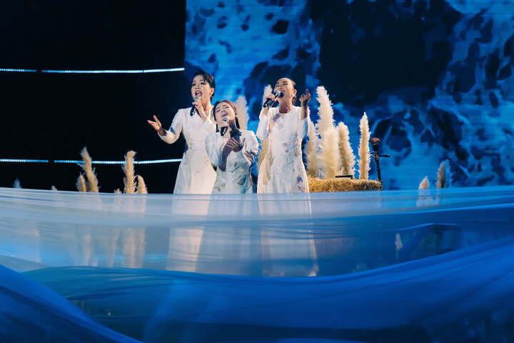 Đội Đoan Trang kết hợp nhạc cụ và múa đương đại trong ca khúc "Ai cũng có ngày xưa''.