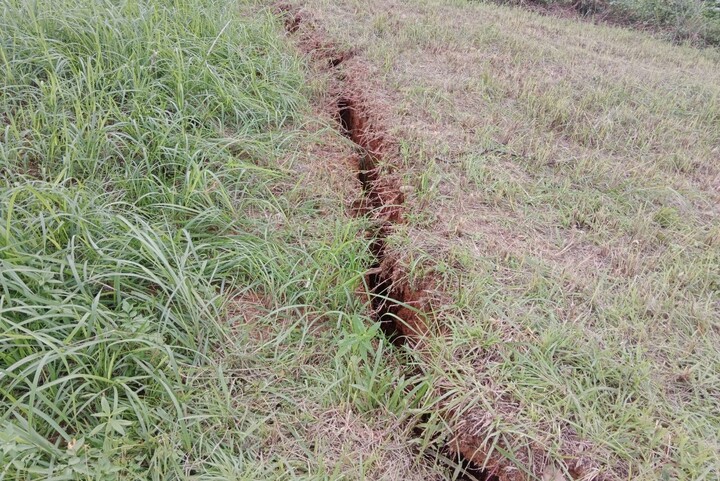 Vết nứt kéo dài gần 50m, sâu khoảng 2,5m, khe hở hơn 18cm và đang có dấu hiệu nới rộng thêm.