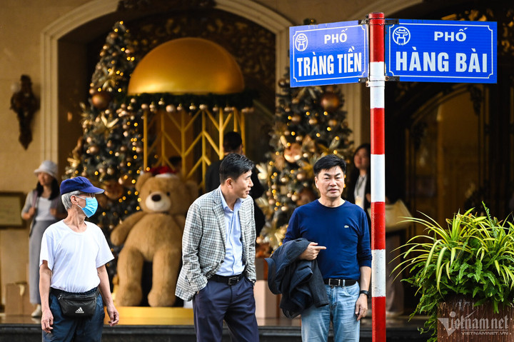 Theo công bố, giá thuê mặt bằng phố Tràng Tiền đắt thứ 2 tại Việt Nam hiện nay với giá khoảng 334 USD/feet vuông/năm (tức gần 300 USD/m2/tháng). Đứng thứ nhất là đường Đồng Khởi (quận 1, TPHCM).