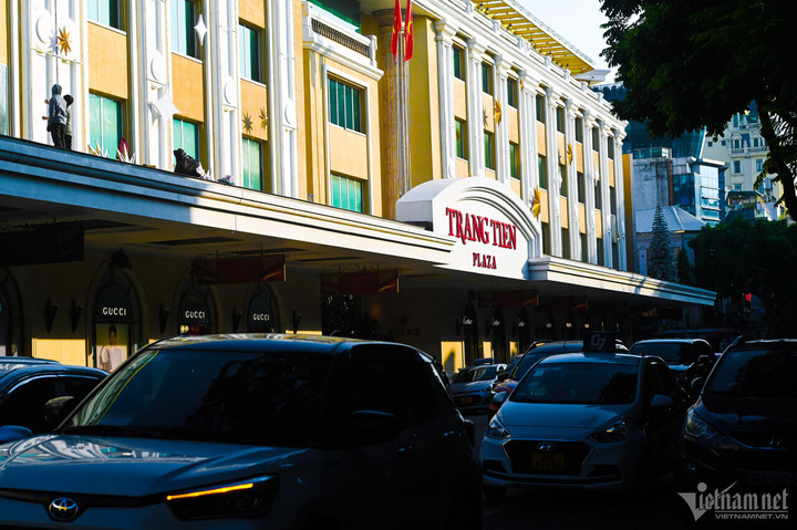 Phía đầu phố là Tràng Tiền Plaza, nơi hội tụ nhiều thương hiệu nổi tiếng thế giới.