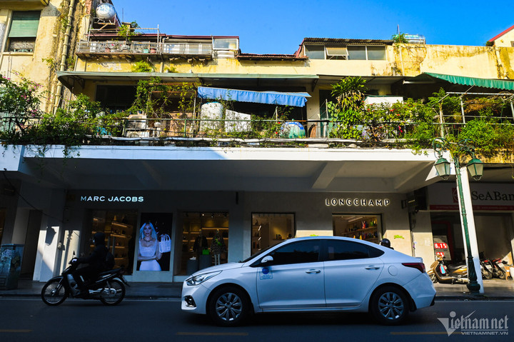 Giá thuê mặt bằng tại phố Tràng Tiền tăng 20% so với cùng kỳ năm ngoái và 50% so với thời điểm trước dịch bệnh. Con số này đưa con phố “sang, xịn” nhất Thủ đô tăng 3 bậc so với bảng xếp hạng được công bố vào năm ngoái.