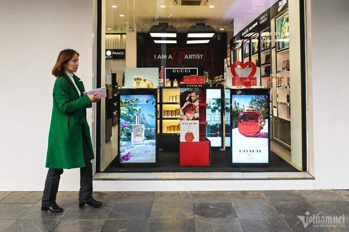 Tại một cửa hàng thời trang nằm trên phố Tràng Tiền, nhân viên cho biết, giá thuê là thông tin kín của cơ sở, không được để lộ ra ngoài.