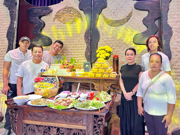 Vợ chồng Việt Hương cùng các đồng nghiệp làm giỗ 3 năm cho Chí Tài tại sân khấu kịch.