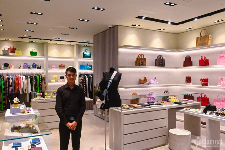 Tuy nhiên trên một vài trang bất động sản, giá thuê tại đây được công khai ở mức 100-300 triệu đồng tùy vào tiện ích và diện tích sử dụng. Có thể thấy, dù trong thời điểm kinh tế khó khăn hậu Covid-19, giá thuê mặt bằng bán lẻ tại tuyến phố đắc địa bậc nhất tại Hà Nội vẫn ở mức "khủng".