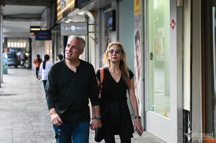 Tràng Tiền được đánh giá là một trong những tuyến phố có vị trí đẹp nằm ngay trung tâm Thủ đô, tập trung nhiều thương hiệu nổi tiếng như Rolex, Gucci, Louis Vuitton,... Đây cũng là tuyến phố thường xuyên đón lượng lớn du khách, đặc biệt là vào dịp cuối tuần.