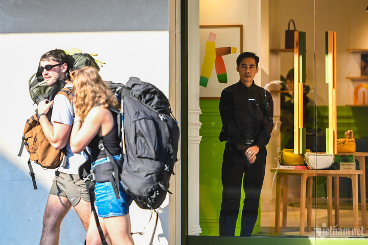 Những mặt bằng tại đây nếu được người thuê trả lại cũng nhanh chóng đắt hàng với khách mới. Theo ghi nhận của phóng viên, chỉ một vài mặt bằng gần khu vực Quảng trường Cách Mạng Tháng 8 đang bỏ trống, còn lại đều đang hoạt động kinh doanh.