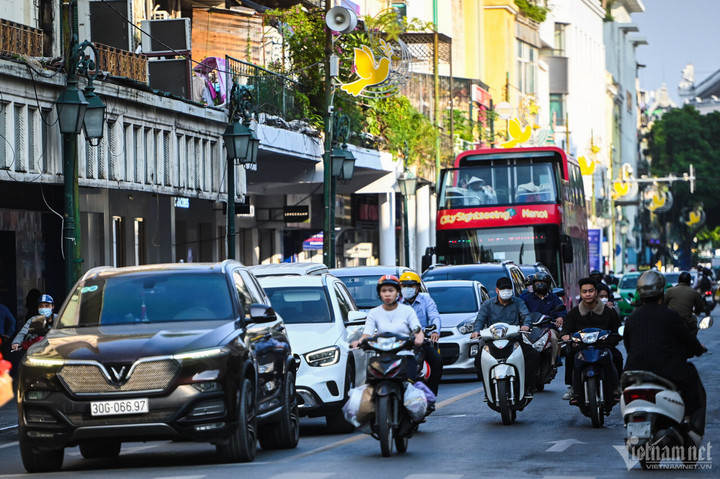 Tràng Tiền có vị trí sát với khu vực hồ Gươm, Nhà hát Lớn Hà Nội... nên luôn trong tình trạng đông đúc, nhộn nhịp.