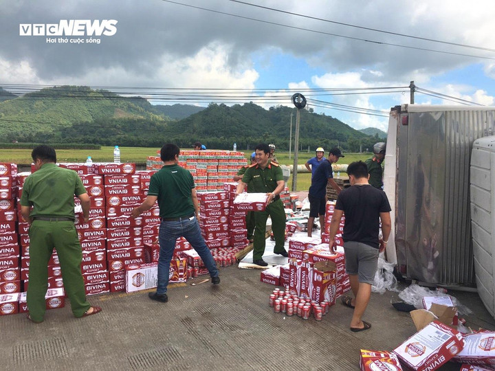 Công an huyện Đồng Xuân cùng người dân phụ giúp tài xế.