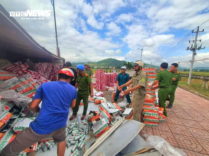 Mọi người cùng nhau phụ tài xế dọn dẹp hiện trường.