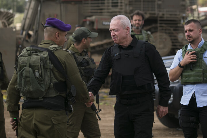 Bộ trưởng Bộ Quốc phòng Israel Yoav Gallant gặp gỡ các binh sĩ ở biên giới Israel với Gaza vào ngày 19/10. (Ảnh Amir Levy/Getty)