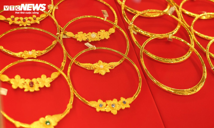 Giá vàng thế giới hôm nay giảm hơn 20 USD/ounce so với đầu giờ sáng hôm qua.