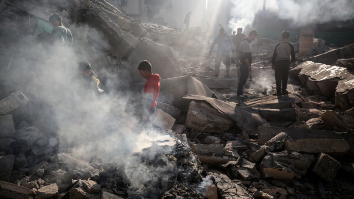 Hiện trường đổ nát sau vụ ném bom của Israel hôm 8/12 ở trung tâm dải Gaza. (Ảnh: Getty Images)