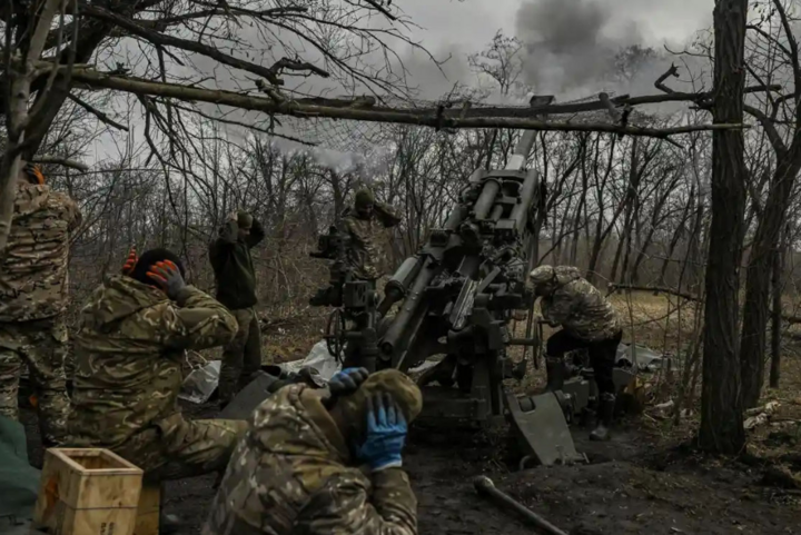 Binh sĩ Ukraine đang giao tranh với các lực lượng Nga. (Ảnh: The Guardian)