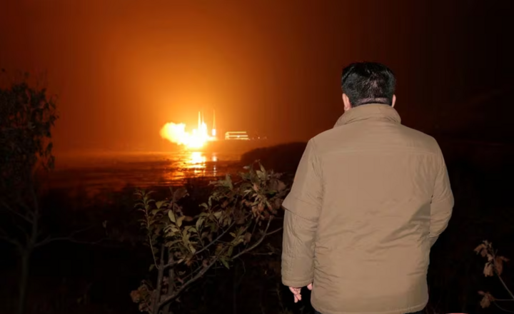 Nhà lãnh đạo Triều Tiên Kim Jong-un theo dõi vụ phóng tên lửa mang theo vệ tinh do thám Malligyong-1 từ bãi phóng ở Tongchang-ri, tỉnh Bắc Pyongan, hôm 21/11. (Ảnh: KCNA)