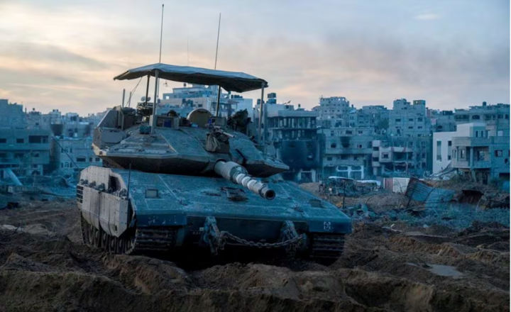 Xe tăng Merkava của Israel hoạt động tại một địa điểm ở dải Gaza. (Ảnh: Reuters)