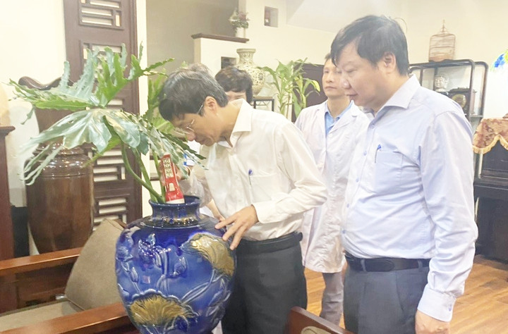 Đoàn giám sát của Bộ Y tế kiểm tra công tác phòng, chống sốt xuất huyết trên địa bàn Hà Nội.