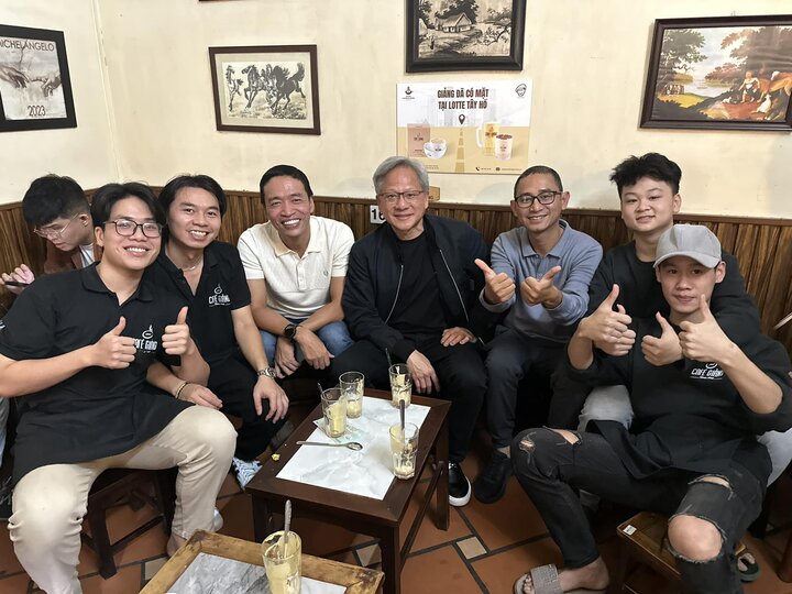 Ông Jensen Huang - CEO tập đoàn Nvidia thưởng thức cafe Giảng sau khi đến Việt Nam. (Ảnh: Fanpage Cafe Giảng)