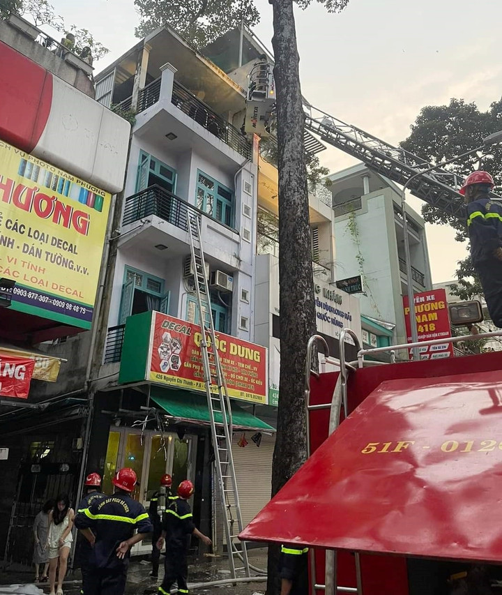 Vụ cháy xảy ra tại ngôi nhà 4 tầng kinh doanh decal, dán tem xe trên đường Nguyễn Chí Thanh, quận 10. (Ảnh: B.L)