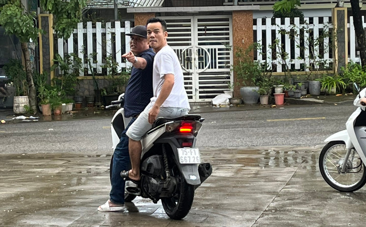 Sau khi hành hung 2 nhân viên cây xăng, Công Chính và Khắc Chính lên xe rời khỏi hiện trường. (Ảnh: T.M.T)