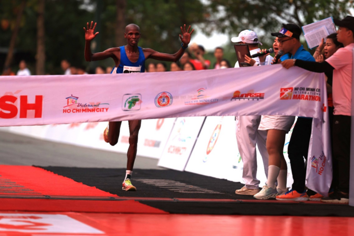 Hạng nhất nam chung cuộc nhóm tuổi cự ly Marathon thuộc về vận động viên Yebei Edwin Kiptoo, người Kenya