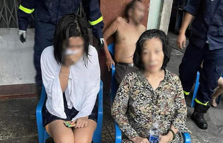 Các nạn nhân thất thần sau vụ cháy. (Ảnh: B.L)