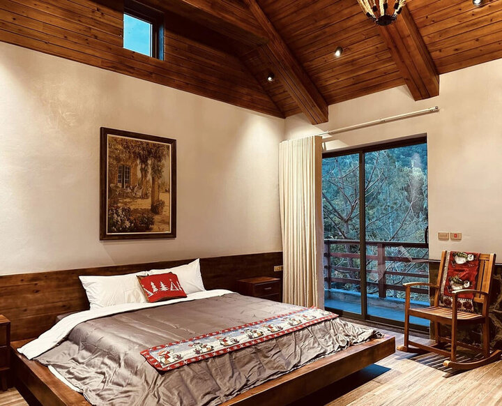 Phòng ngủ thiết kế giản dị, ấm cúng với nội thất làm từ gỗ.