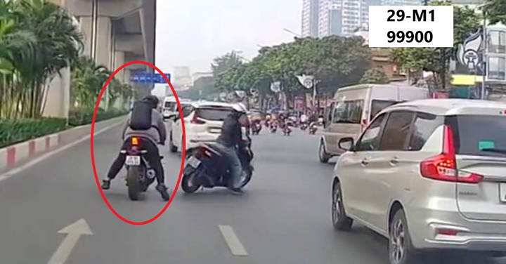 Nam tài xế đi xe máy mang biển số 29M1-999.00 va chạm với một xe máy khác trên đường Nguyễn Trãi, Hà Nội rồi bỏ chạy. (Ảnh cắt từ clip)