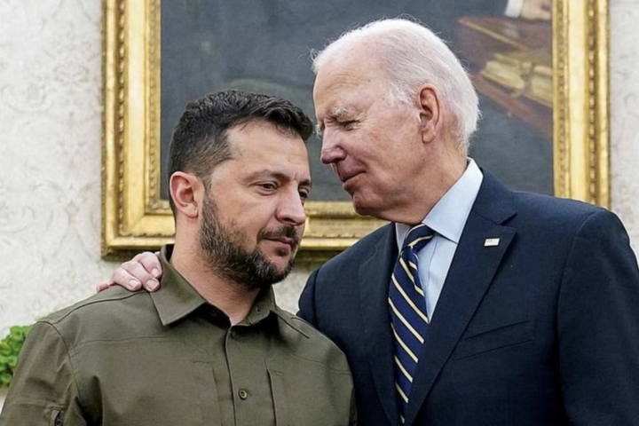 Tổng thống Ukraine Volodymyr Zelensky và Tổng thống Mỹ Joe Biden. (Ảnh: Reuters)