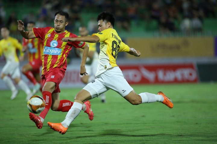 Trận đấu giữa CLB Bình Định và CLB Thanh Hóa có nhiều tình huống nóng trên sân và khán đài.