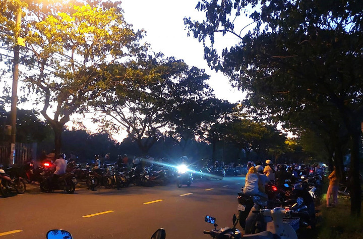 Rất đông người dân tập trung theo dõi vụ việc. (Ảnh: T.Q)