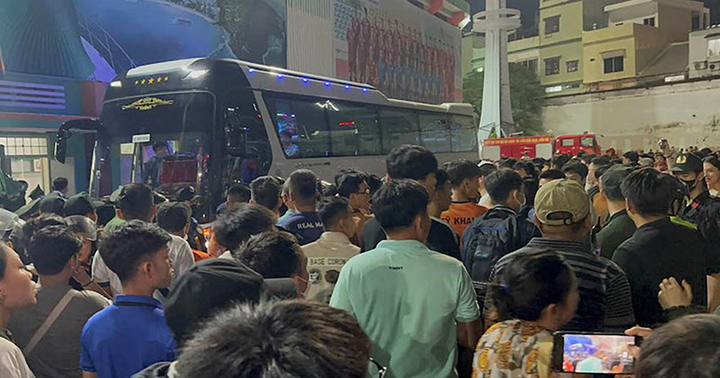 Xe chở đội Thanh Hoá bị ném nhiều vật thể lạ.