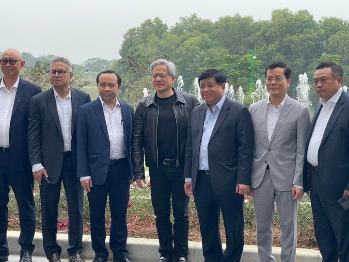 Ông Jensen Huang và  Bộ trưởng Bộ Kế hoạch và Đầu tư Nguyễn Chí Dũng thăm và làm việc tại Trung tâm đổi mới sáng tạo quốc gia (NIC).