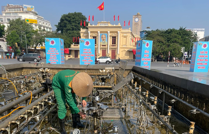 Công nhân bảo trì hệ thống đài phun nước trước quảng trường Nhà hát thành phố.